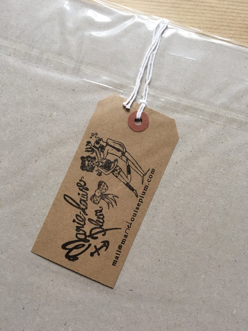 Puede incluir: Una etiqueta de papel marr&oacute;n con tinta negra. La etiqueta tiene un dibujo de dos personas en traje de ba&ntilde;o y el texto "Marie-Louise & Plus" y "mail@marielouiseplum.com".