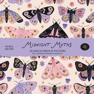 Può includere: Un motivo a ripetizione senza giunture con varie falene in tonalità rosa, viola e nero su uno sfondo color crema chiaro con piccole stelle dorate e fiori blu. Un banner viola al centro riporta la scritta MIDNIGHT MOTHS, HI-RES 300 DPI.