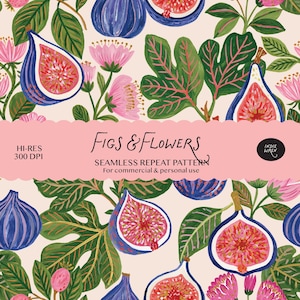 Op de afbeelding: Een naadloos herhalingspatroon met illustraties van hele en gehalveerde paarse vijgen, groene bladeren met roze nerven en roze bloemen op een lichtcrème achtergrond. Tekst: Figs & Flowers, HI-RES 300 DPI, SEAMLESS REPEAT PATTERN.
