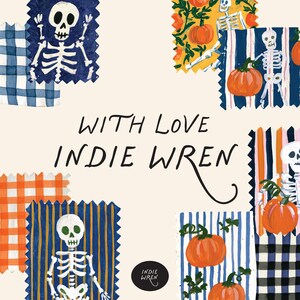 K&ouml;nnte beinhalten: Eine Sammlung von Stoffmustern mit Skeletten und orangefarbenen K&uuml;rbissen auf blau, wei&szlig; und orange gestreiften oder karierten Hintergr&uuml;nden. Der Text "WITH LOVE INDIE WREN" ist schwarz zentriert, mit einem kleinen runden Logo unten.