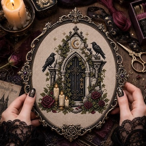 Puede incluir: Un bordado en punto de cruz ovalado que muestra un arco de piedra gótico con una puerta oscura, dos cuervos negros, tres velas encendidas y rosas de color rojo intenso. La pieza está enmarcada en un marco de bronce ornamentado de estilo antiguo.