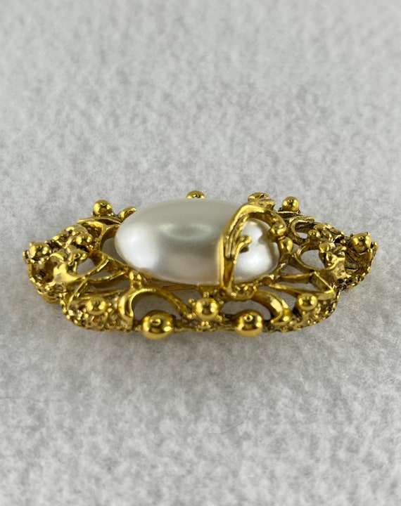 Vintage Ornate Gold Tone and Large Faux Pearl Bro… - image 3