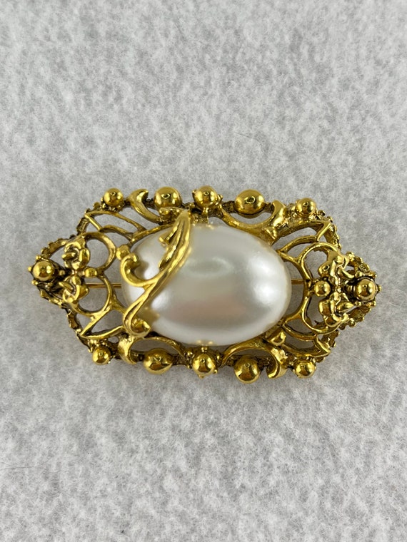 Vintage Ornate Gold Tone and Large Faux Pearl Bro… - image 1