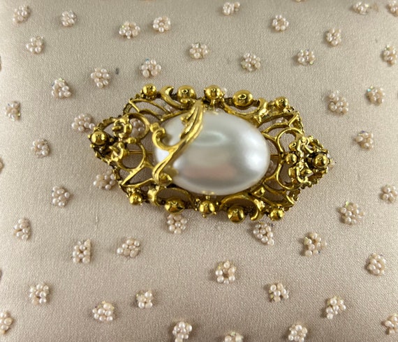 Vintage Ornate Gold Tone and Large Faux Pearl Bro… - image 2