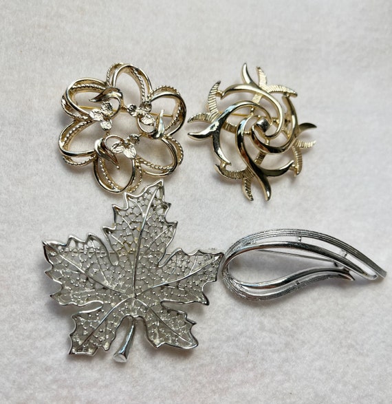 4 Sarah Coventry Brooches 2 Gold Tone 2 Silver ton