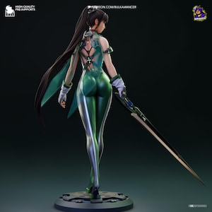 Puede incluir: Una figura 3D de un personaje con cabello largo y oscuro en una coleta, vistiendo un traje verde y blanco con detalles mec&aacute;nicos en la espalda, guantes blancos y sosteniendo una espada larga y puntiaguda de color negro y verde sobre una base.