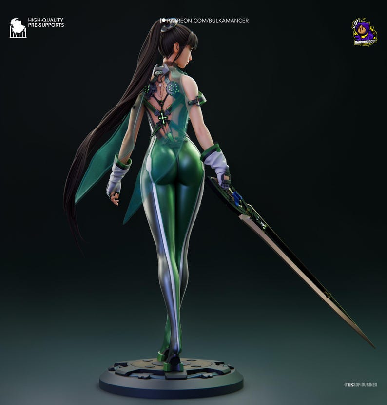 Puede incluir: Una figura 3D de un personaje con cabello largo y oscuro en una coleta, vistiendo un traje verde y blanco con detalles mec&aacute;nicos en la espalda, guantes blancos y sosteniendo una espada larga y puntiaguda de color negro y verde sobre una base.