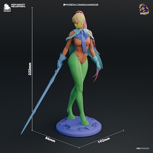 Puede incluir: Una figura impresa en 3D multicolor de un personaje con cabello largo, que viste una blusa con cuello, corbata y pantalones ajustados, sosteniendo una espada larga. La figura se apoya sobre una base circular. Dimensiones: 222mm, 86mm y 192mm.