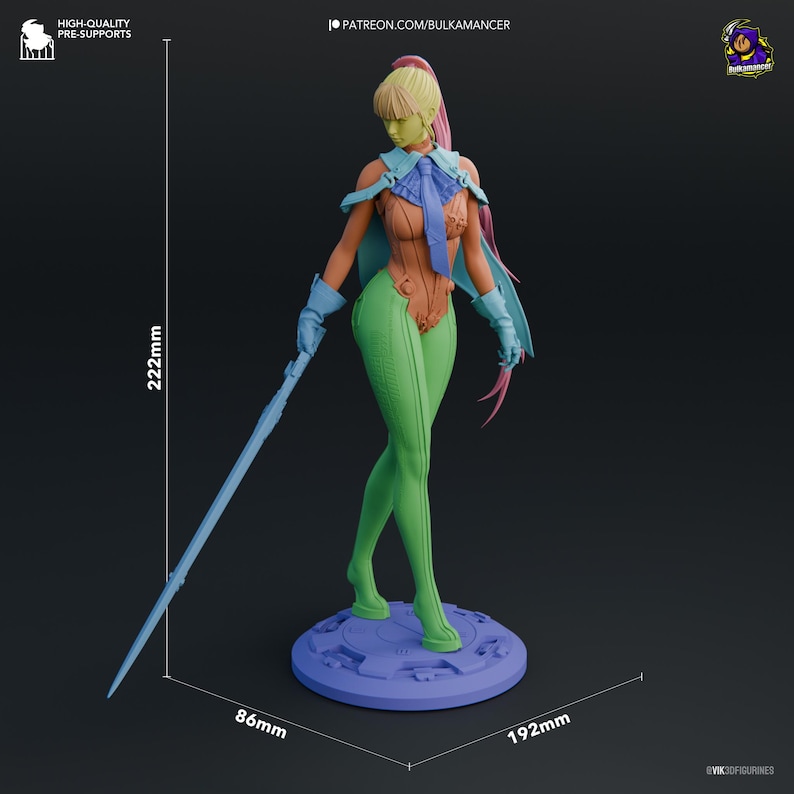 Puede incluir: Una figura impresa en 3D multicolor de un personaje con cabello largo, que viste una blusa con cuello, corbata y pantalones ajustados, sosteniendo una espada larga. La figura se apoya sobre una base circular. Dimensiones: 222mm, 86mm y 192mm.