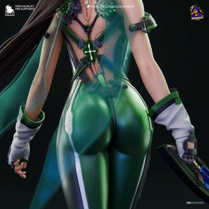 Puede incluir: Una figura 3D de un personaje con un traje verde y negro y una capa verde transl&uacute;cida. El atuendo presenta un arn&eacute;s en la espalda con un emblema de cruz verde brillante, guantes blancos con pu&ntilde;os negros y un dispositivo mec&aacute;nico en la mano.