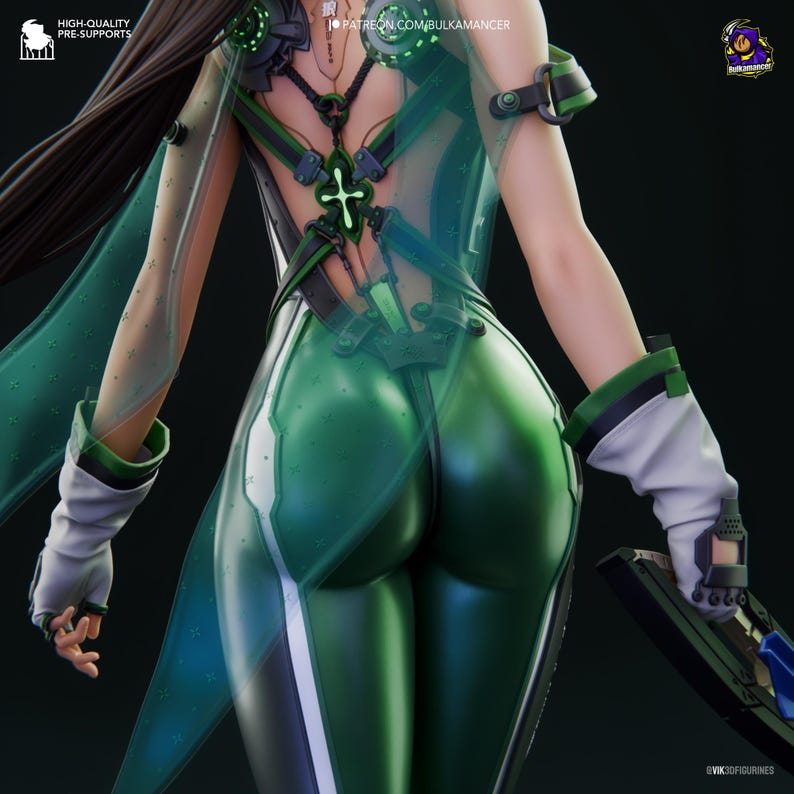 Puede incluir: Una figura 3D de un personaje con un traje verde y negro y una capa verde transl&uacute;cida. El atuendo presenta un arn&eacute;s en la espalda con un emblema de cruz verde brillante, guantes blancos con pu&ntilde;os negros y un dispositivo mec&aacute;nico en la mano.