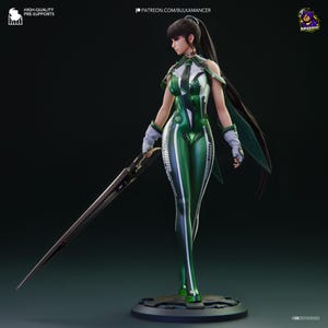 Puede incluir: Una figura 3D de un personaje femenino con cabello largo y oscuro, que viste un traje ajustado verde y blanco con corbata, guantes blancos y hombreras. El personaje sostiene una espada larga, delgada y oscura en una mano sobre una base circular.