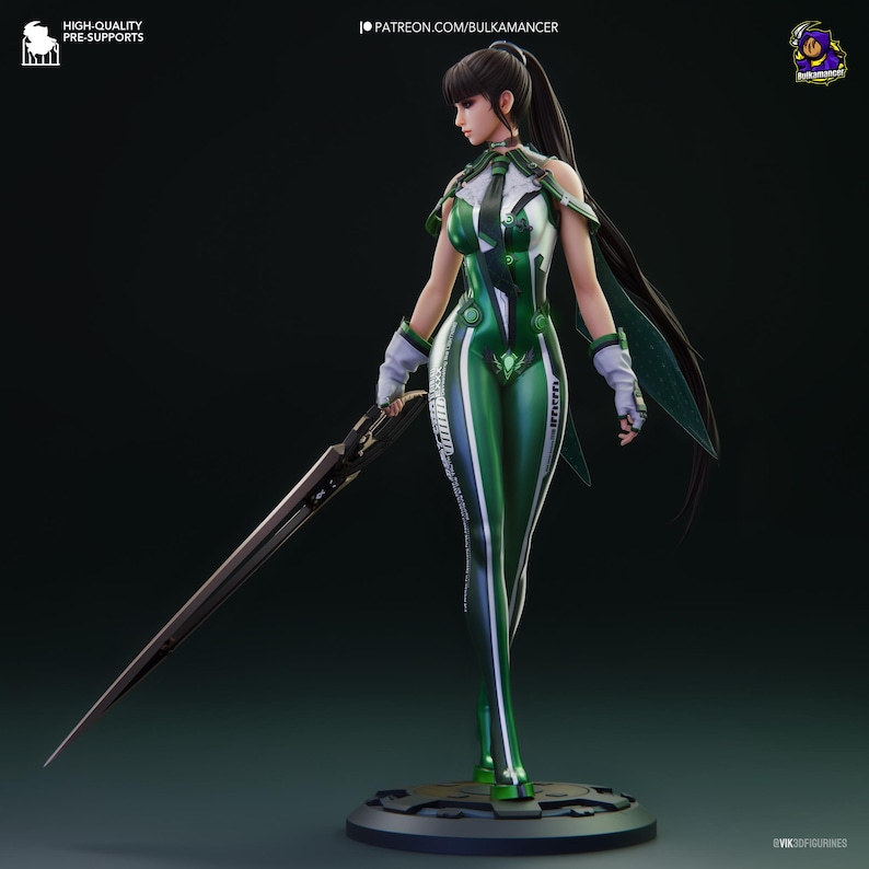 Puede incluir: Una figura 3D de un personaje femenino con cabello largo y oscuro, que viste un traje ajustado verde y blanco con corbata, guantes blancos y hombreras. El personaje sostiene una espada larga, delgada y oscura en una mano sobre una base circular.