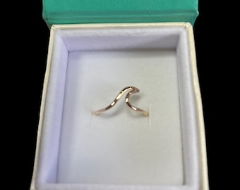 Anillo de onda de oro