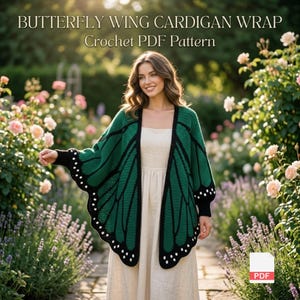 Op de afbeelding: Een gehaakt vest met een groen en zwart vlindervleugelpatroon, witte stippen langs de randen, lange mouwen met zwarte boorden en een open ontwerp. De tekst luidt BUTTERFLY WING CARDIGAN WRAP Crochet PDF Pattern.