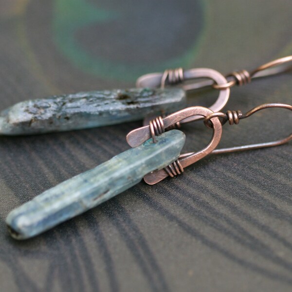 Kristall Schmuck blauer Kyanit auf Arch Ohrringe n165 - roh Kyanit Stein Ohrringe. erdig-Ohrringe. Bio-Schmuck. Bio-Ohrringe