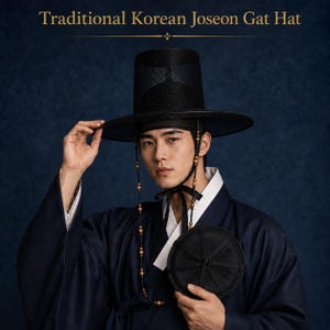 Puede incluir: Un sombrero negro tradicional coreano Joseon Gat con ala ancha y copa cilíndrica alta, que presenta una textura de malla. El sombrero incluye una correa de barbilla larga con pequeñas cuentas de madera y una cinta negra, presentado con el texto Traditional Korean Joseon Gat Hat.