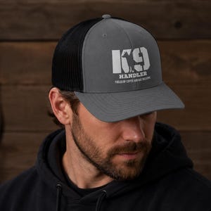 K9 Handler Snapback med sliten logotyp | Truckerkeps, broderad meshrygg
