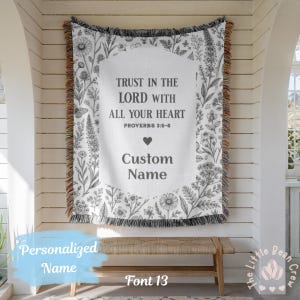 Personalisierte Webdecke „Vertraue auf den Herrn“ | Bibelvers-Decke, florales Jacquardmuster | Christliche Geschenke mit individuellem Familiennamen