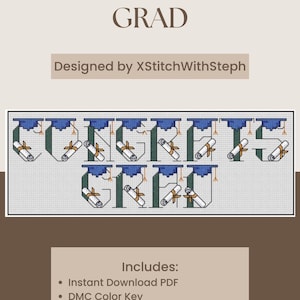 Könnte beinhalten: Ein Kreuzstichmuster mit dem Text CONGRATS GRAD in dunkelgrünen Buchstaben, integriert mit blauen Doktorhüten und gerollten Diplomen. Das Bild enthält den Text CONGRATS GRAD, Designed by XStitchWithSteph, und Includes: Instant Download PDF, DMC Color Key, Easy-to-Read Charts, 14/16/18 Count Sizes.