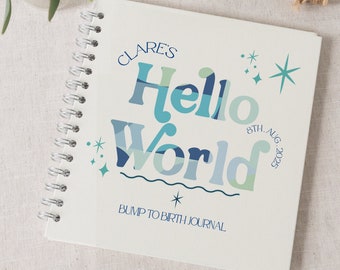 Könnte beinhalten: Ein weißes Spiralbuch mit dem Text "Clare's Hello World 8th Aug 2023 Bump to Birth Journal" in blauer und grüner Schrift. Das Buch hat ein blaues und grünes abstraktes Design mit Sternen.