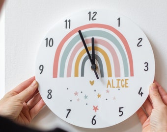 Horloge de chambre à coucher personnalisée arc-en-ciel moderne pour enfants - Cadeau pour enfants - Horloge de chambre à coucher illustrée en acrylique