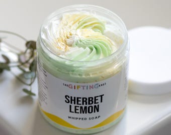 Jabón batido de limón vibrante: un gel de ducha de lujo para todo tipo de piel. Cuidado personal consciente.