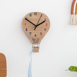 Reloj de arcoíris personalizado con globo aerostático para niños