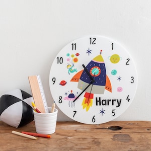 Weltraum-Themauhr - Personalisiertes Kinderuhrgeschenk - Weltraum-Illustrierte Uhr