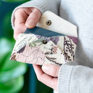 Pinatex Sommer Aquarell Blumen Kartenhalter - Ananas Stoff - Veganes 'Leder' Geschenk - Erinnerungsgeschenk - PU Leder Geldbörse - Kräftige Blumen