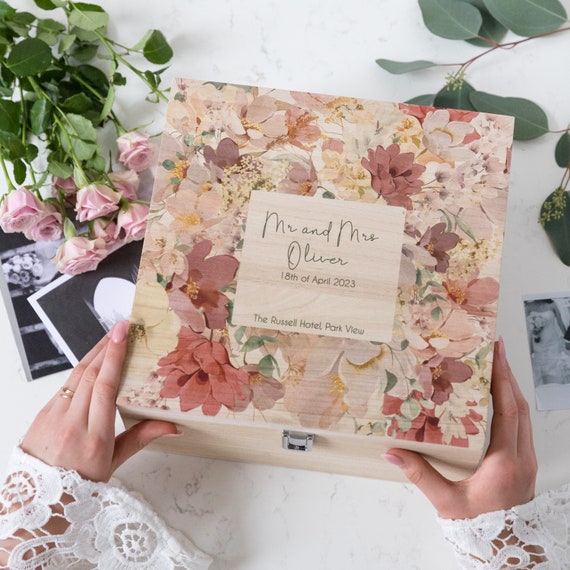 Scatola Dei Ricordi In Legno Personalizzabile Con Fiori Verdi E Gialli, Regalo Di Nozze Unico: Incidi Nome E Data! 30x22 Cm