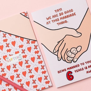 Biglietto di anniversario personalizzato tenendosi per mano