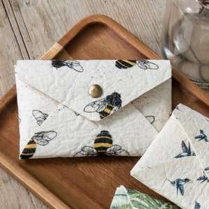 Pinatex Hummel All Over Print Kartenhalter - Ananas Stoff - Veganes 'Leder' Geschenk - Andenken - PU Leder Geldbörse - Bold Spots