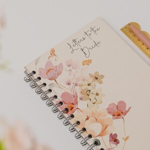 Lettres à la mariée | Carnet cartonné personnalisé aquarelle fleurs rose foncé | Journal | Pages simples A5 | Reliure spirale | poule, faire
