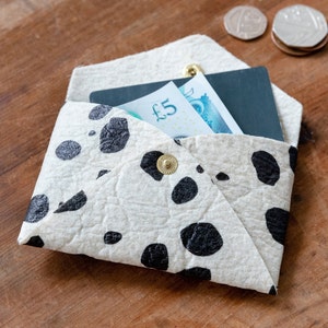 Pinatex Dalmatiner Dotty Print Kartenhalter - Ananas Stoff - Veganes 'Leder' Geschenk - Erinnerungsgeschenk - PU Leder Geldbörse
