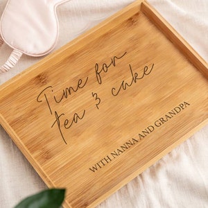 Può includere: Un vassoio di servizio in legno con la scritta "Time for tea & cake with Nanna and Grandpa" incisa su di esso.