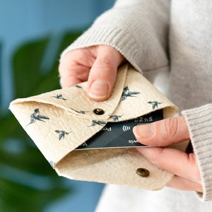 Pinatex Ananas Stoff Kolibri Design Kartenhalter - Vegan Leder Geschenk - Andenken Geschenk - PU Leder Geldbörse - Fliegender Vogel