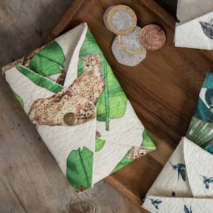 Wild Cheetah Illustrierter Kartenhalter - Ananas Stoff - Veganes 'Leder' Geschenk - Nachhaltiger Stoff