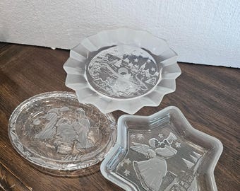 Mikasa Christmas Collection Glassware, 2 Plates and a Footed Cake Stand