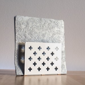 Serviettenhalter weiße Schweizer Kreuz Muster Laser-Cut Metall