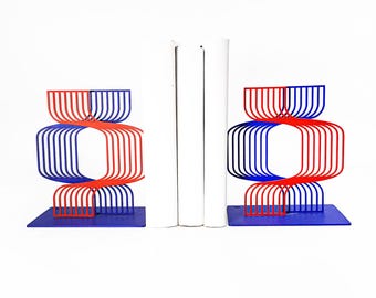 Artistieke metalen boekensteunen | "Rondingen" | Blauw en rood plankdecor met moderne geometrie | Handgemaakt