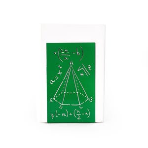 Puede incluir: Una plantilla de plástico verde con un contorno blanco de una pirámide y ecuaciones matemáticas. Las ecuaciones incluyen las variables a, b y x. El texto en la plantilla dice: "x = (2π/a - b)/a, a^2 = x^2 + a^2, x = √(a^2 - a^2), y = (-a^2) + (π/2 - a^2)"