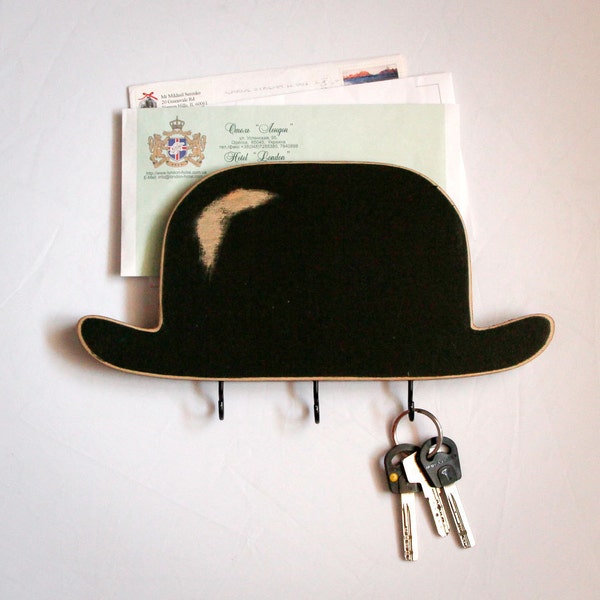 Crochet pour clés - mur organisés en bois - étagères en bois - chapeau melon pour vos clés, lettres et factures.