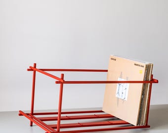 Rode stalen vinylplatenkrat: minimalistische opbergruimte voor lp's
