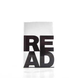 Könnte beinhalten: Eine weiße Box mit dem Wort "READ" in schwarzen Buchstaben auf der Vorderseite.