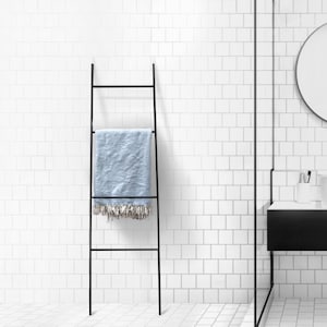 Exhibidor minimalista de mantas / Escalera recta y delgada