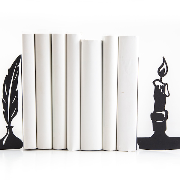 Metalen boekensteunen met ganzenveer en kaars: uniek literair cadeau