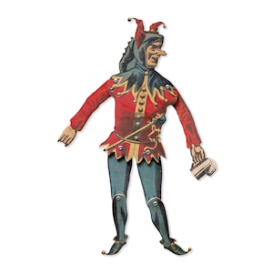 Puede incluir: Un títere de papel de bufón vintage con un traje rojo y amarillo, un sombrero verde con cascabeles y una nariz larga y puntiaguda. El títere sostiene un pequeño objeto blanco en su mano derecha.