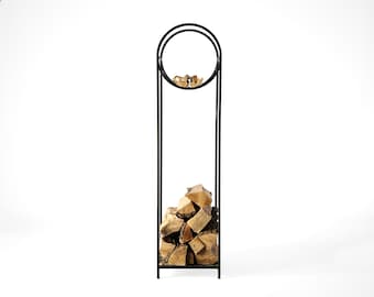 Bauhaus Kaminholzhalter – Hoher handgeschmiedeter Metall-Holzständer mit rundem Fach, modernes skandinavisches Design für Innenräume