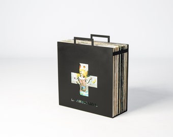 Könnte beinhalten: Schwarze Metall-Plattensammelbox mit einem roten Kreuz-Ausschnitt und dem Text "LP AMBULANCE". Die Box ist mit Schallplatten gefüllt.